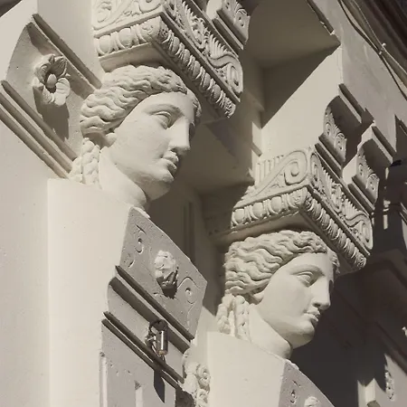 De Nell Hotel